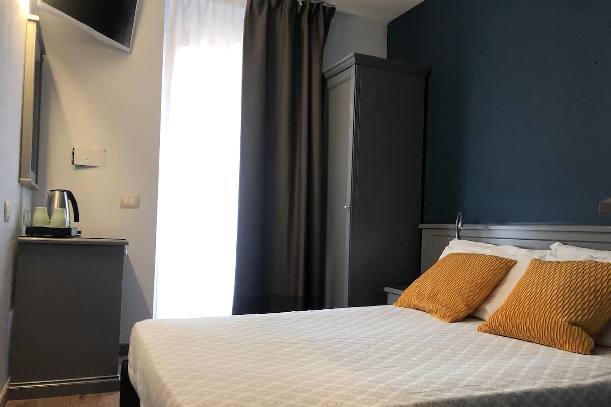 Camera Classic (French) | 1 camera, minibar, una scrivania, tende oscuranti