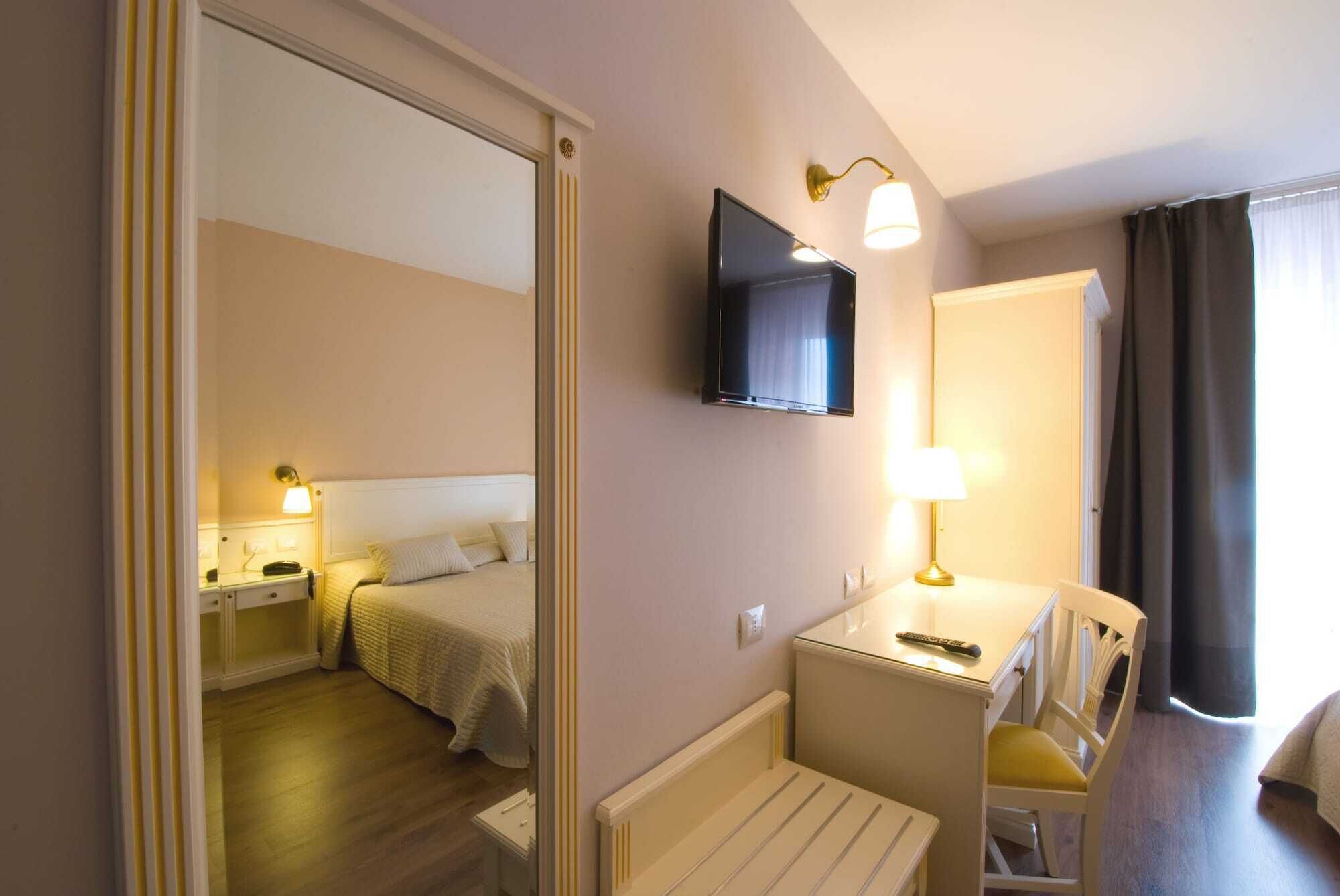 Een minibar, een bureau, verduisterende gordijnen, gratis wifi