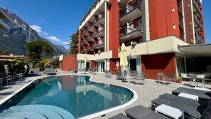 プール | 屋内プール、屋外プール、プール パラソル、サンラウンジャー