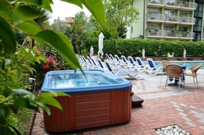 Outdoor spa tub - Royal (Riva del Garda)