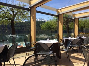 Aperto a colazione, pranzo e cena, con vista sul giardino 