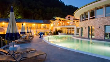 Piscina interna, piscina externa sazonal, guarda-sóis, espreguiçadeiras