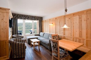 Suite (private spa) | Living area | LCD TV - Parc Hotel Du Lac (Levico Terme)