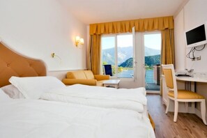 Premium bedding, down comforters, in-room safe, individually decorated - Parc Hotel Du Lac (Levico Terme)