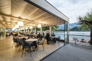 Petit déjeuner, déjeuner et dîner servis sur place, vue sur le jardin