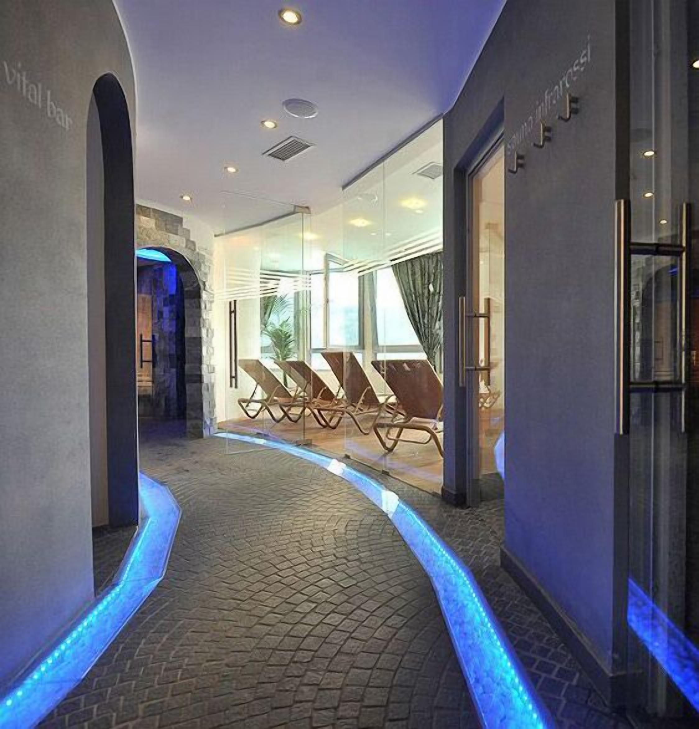 Sauna, hot tub, steam room, Turkish bath, body treatments, body scrubs