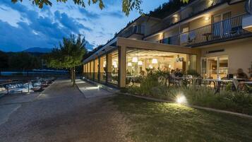 Frühstück, lokale und internationale Küche, Blick auf den Garten