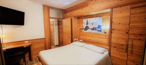 Quarto quádruplo | Cofres nos quartos, escrivaninha, Wi-Fi de cortesia, roupa de cama
