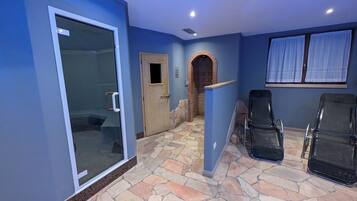 Sauna, hot tub, steam room