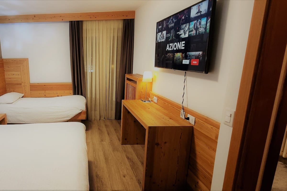 Camera tripla | Cassaforte in camera, una scrivania, Wi-Fi gratuito, lenzuola
