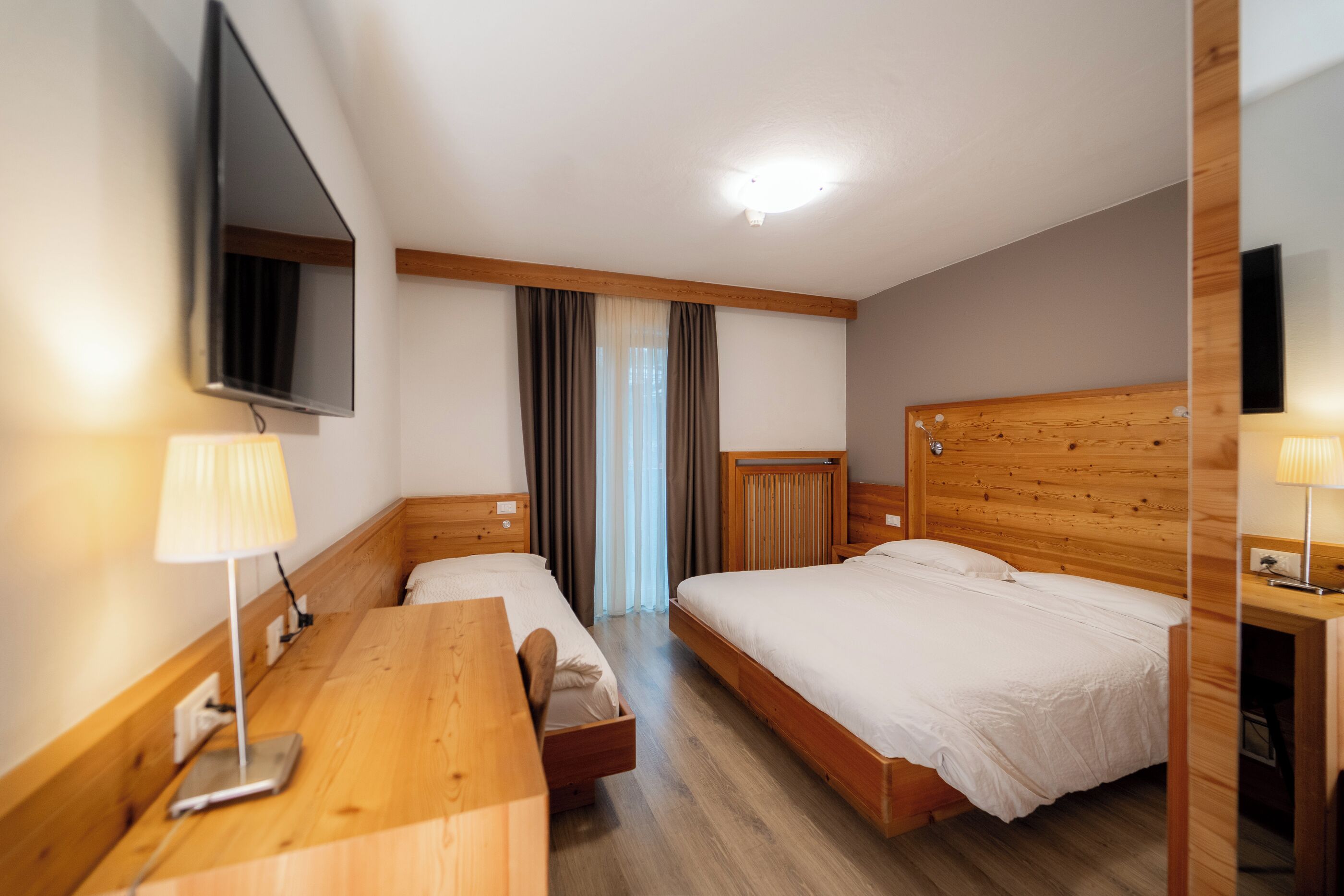 triple room | in-room safe, desk, free wifi, bed sheets