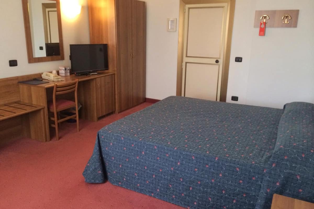 Minibar, desk, free WiFi, bed sheets
