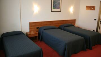 Minibaari, työpöytä, ilmainen Wi-Fi, vuodevaatteet