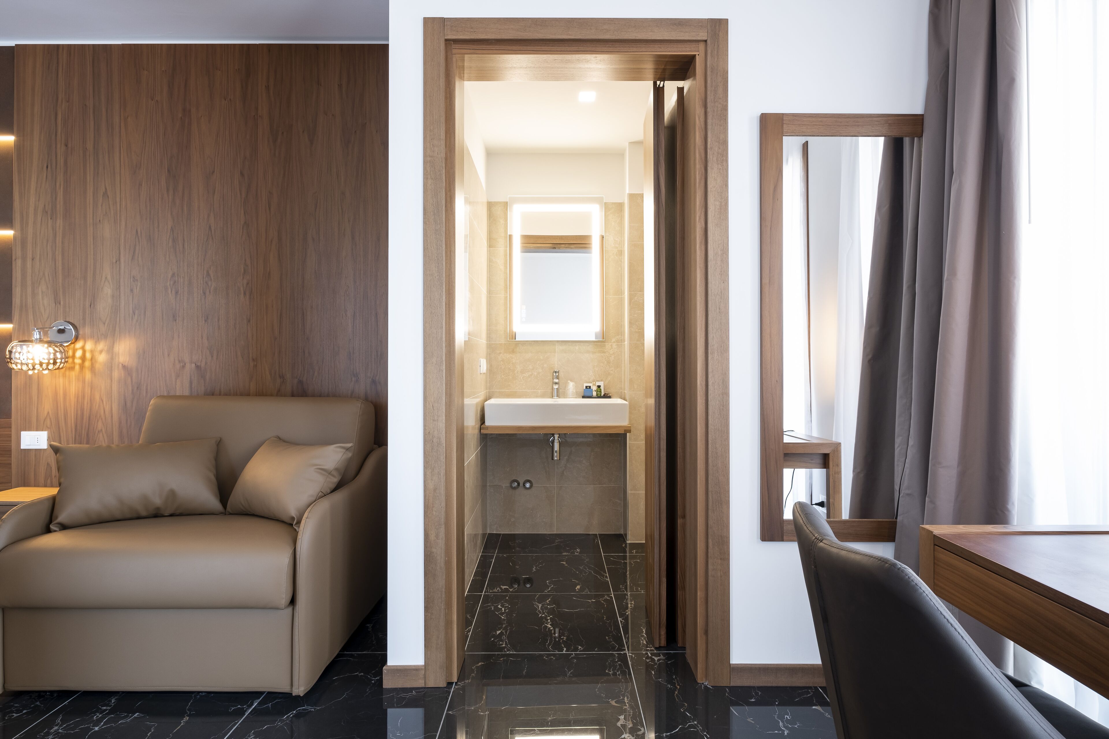 junior studio suite, 1 king bed, balcony, harbour view | 1 bedroom, egyptian cotton sheets, hypo-allergenic bedding, down duvets