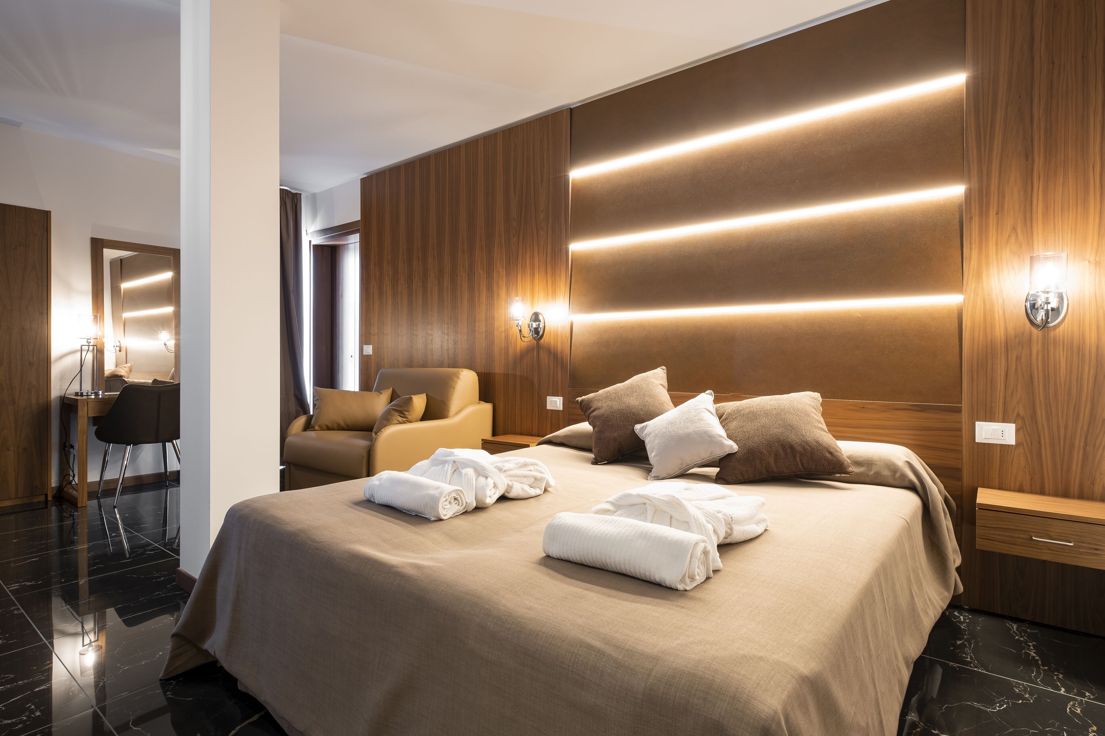 junior studio suite, 1 king bed, balcony, harbour view | 1 bedroom, egyptian cotton sheets, hypo-allergenic bedding, down duvets