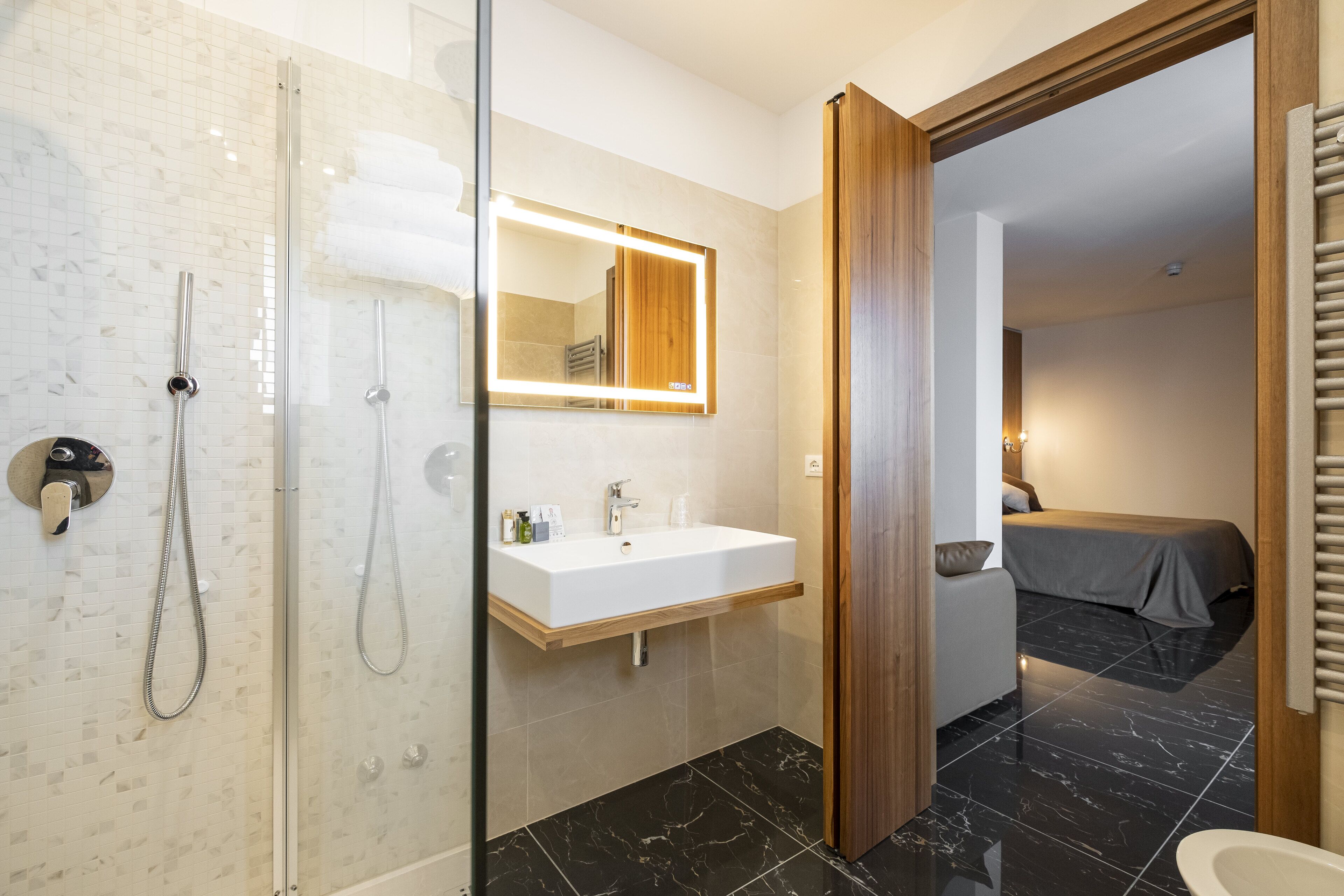 junior studio suite, 1 king bed, balcony, harbour view | bathroom | shower, rainfall showerhead, free toiletries, hair dryer