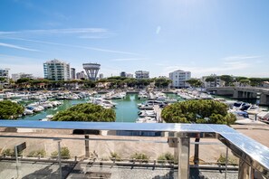 Una marina con numerose imbarcazioni ormeggiate, circondata da edifici e alberi.