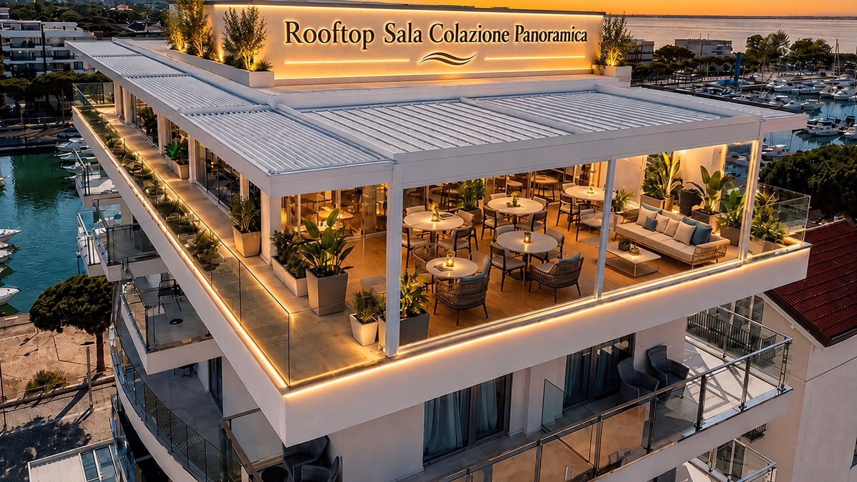 Un bar situé sur le toit d’un immeuble, avec une terrasse et une vue sur le port de plaisance.