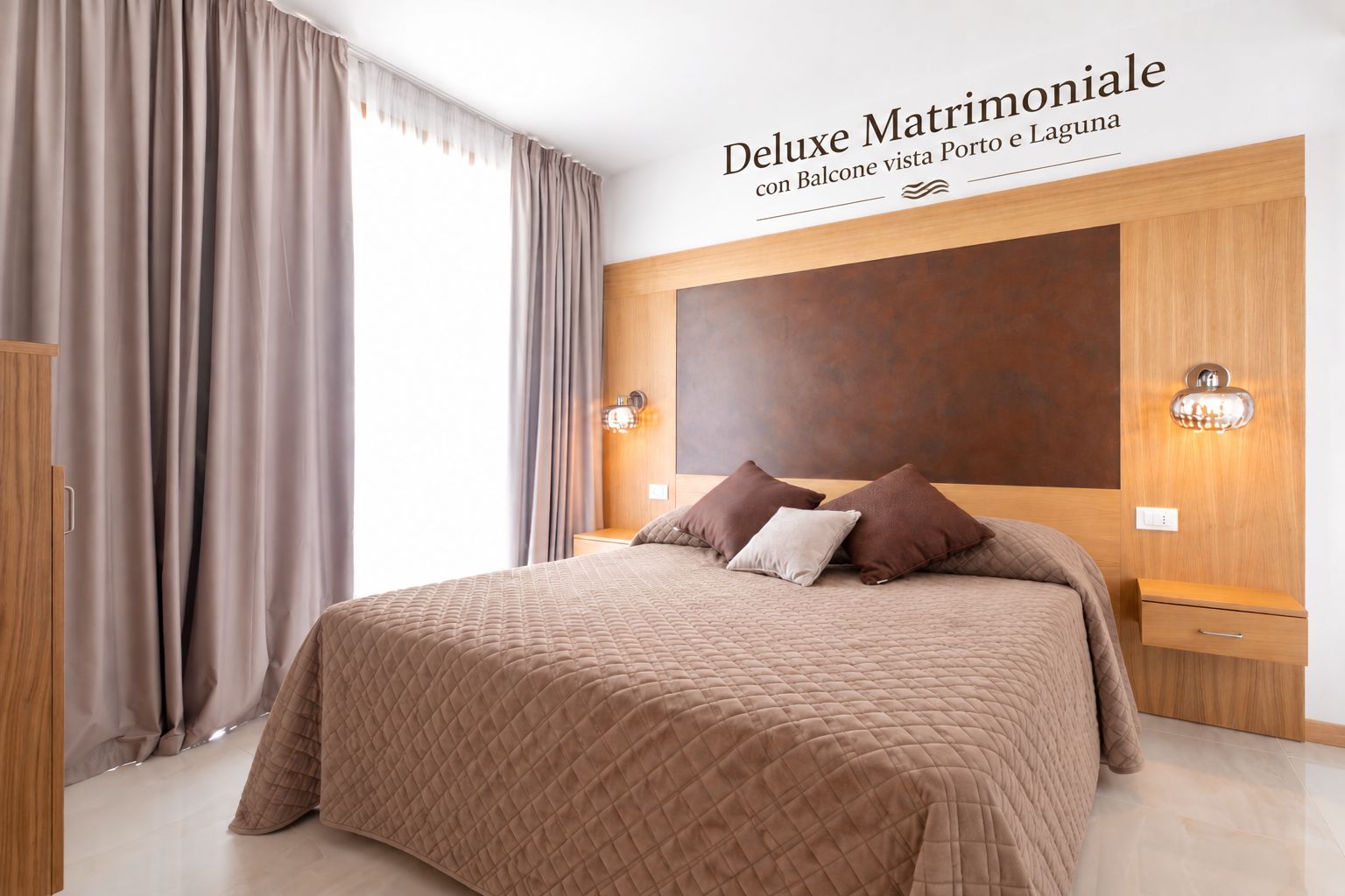 A bedroom with a large bed, two bedside lamps, and a view of Porto de Laguna.