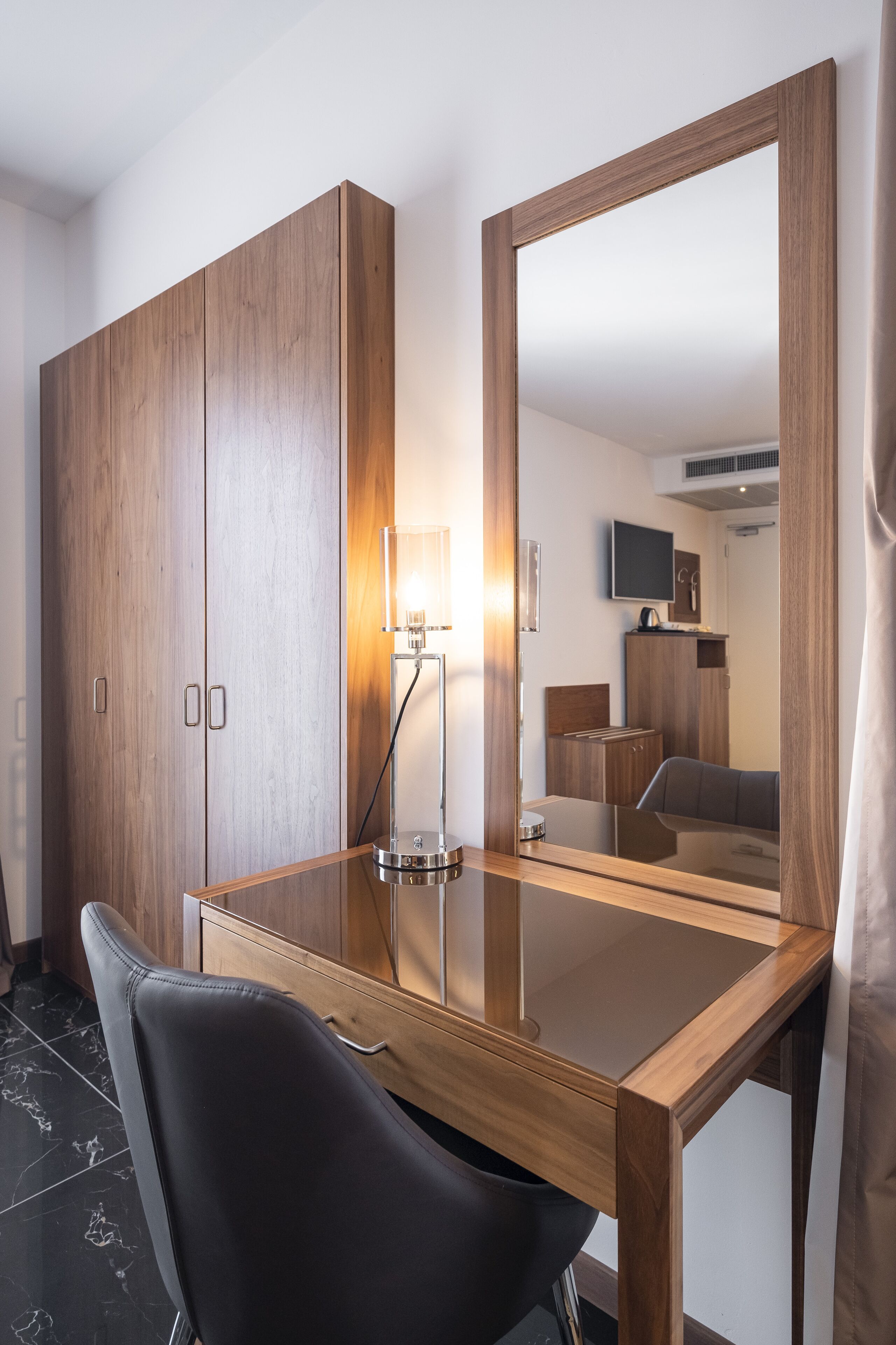 junior studio suite, 1 king bed, balcony, harbour view | 1 bedroom, egyptian cotton sheets, hypo-allergenic bedding, down duvets