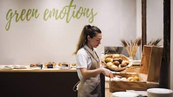 Café da manhã com buffet grátis todos os dias