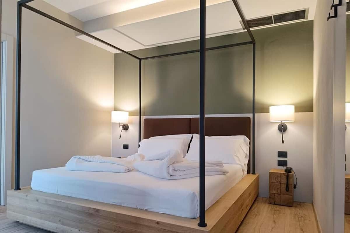 Familien-Dreibettzimmer, Balkon | Zimmersafe, Schreibtisch, laptopgeeigneter Arbeitsplatz
