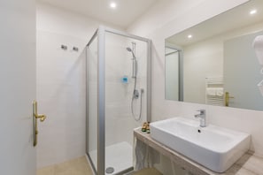 Kamer, 1 twee- of 2 eenpersoonsbedden, balkon, uitzicht op zwembad | Badkamer | Een douche, een haardroger, een bidet, handdoeken