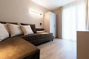 Family Quadruple Room, Balcony | Peti besi dalam bilik, meja, ruang kerja komputer riba, Wi-fi percuma 