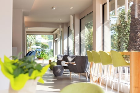 Lobby lounge. Hotel Brione Green Resort