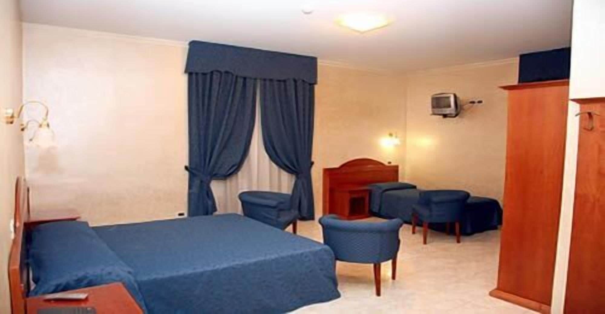 desk, free cots/infant beds, free wifi