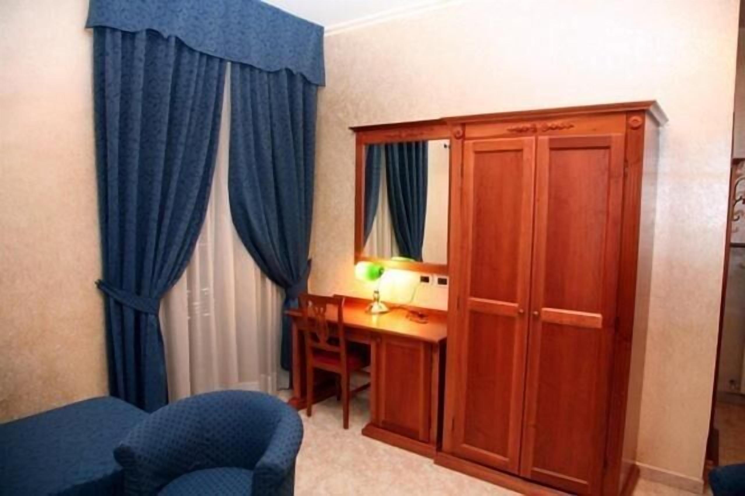 desk, free cots/infant beds, free wifi