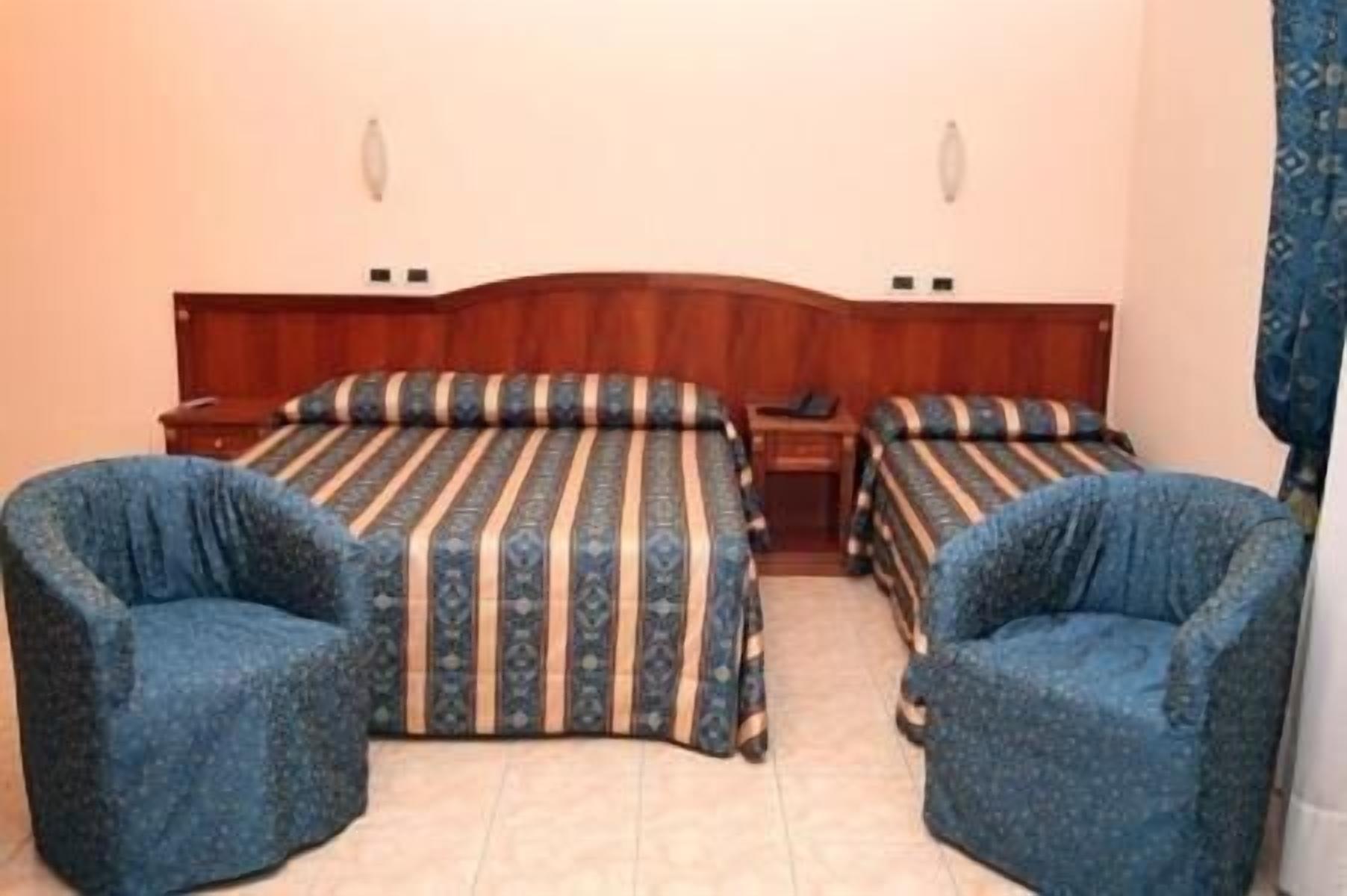 desk, free cots/infant beds, free wifi