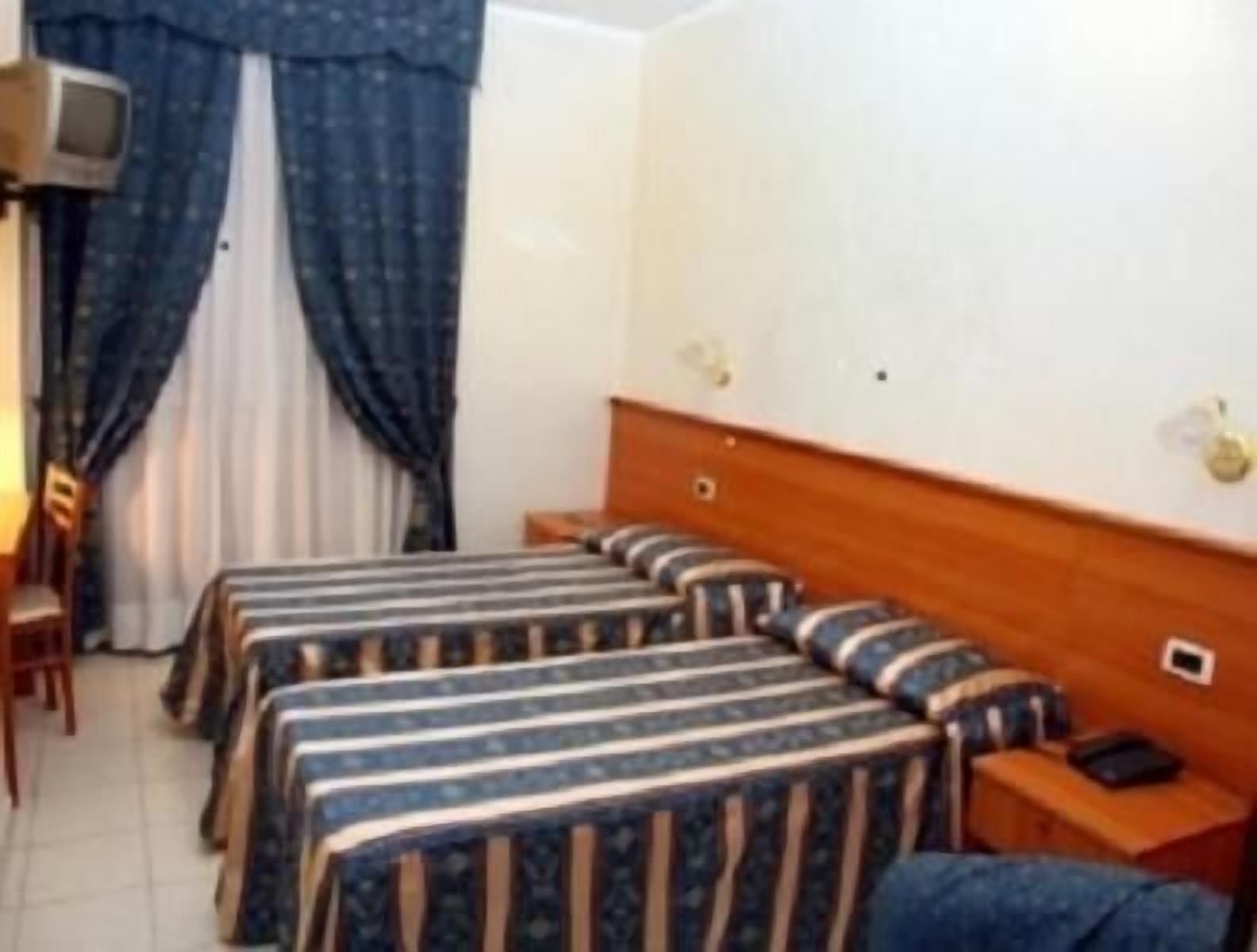 desk, free cots/infant beds, free wifi