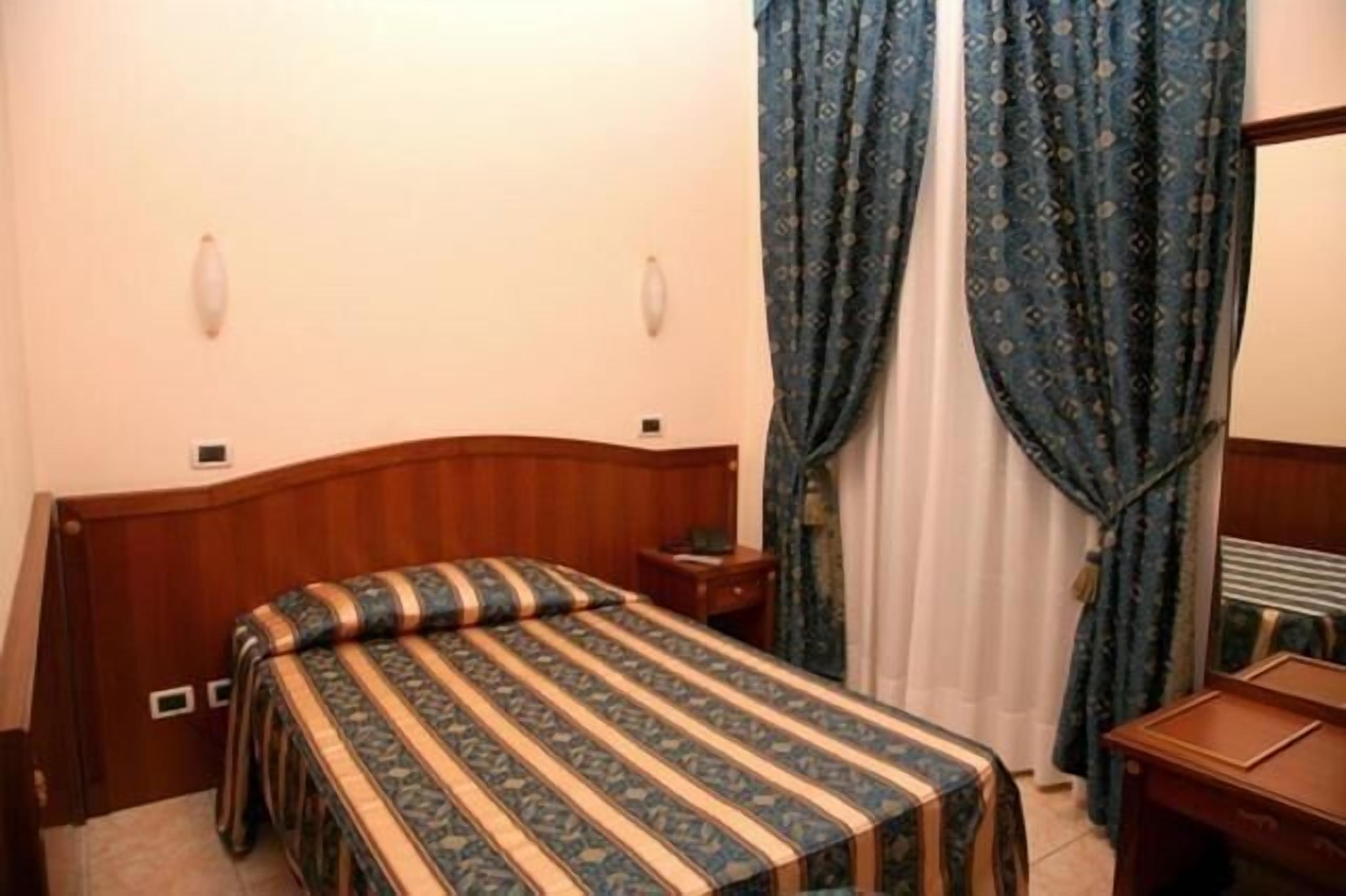 desk, free cots/infant beds, free wifi