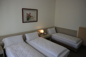 Habitación triple estándar | Caja de seguridad en la habitación, escritorio y wifi gratis 