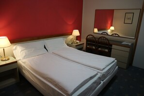 In-room safe, desk, free WiFi, bed sheets - Bristol (Riva del Garda)