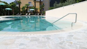 Piscina externa sazonal, funciona das 9h às 18h, espreguiçadeiras