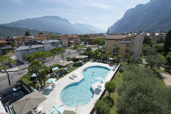 Außenpool (je nach Saison geöffnet), Liegestühle