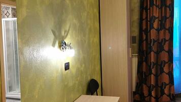 Una cassaforte in camera, una scrivania, tende oscuranti