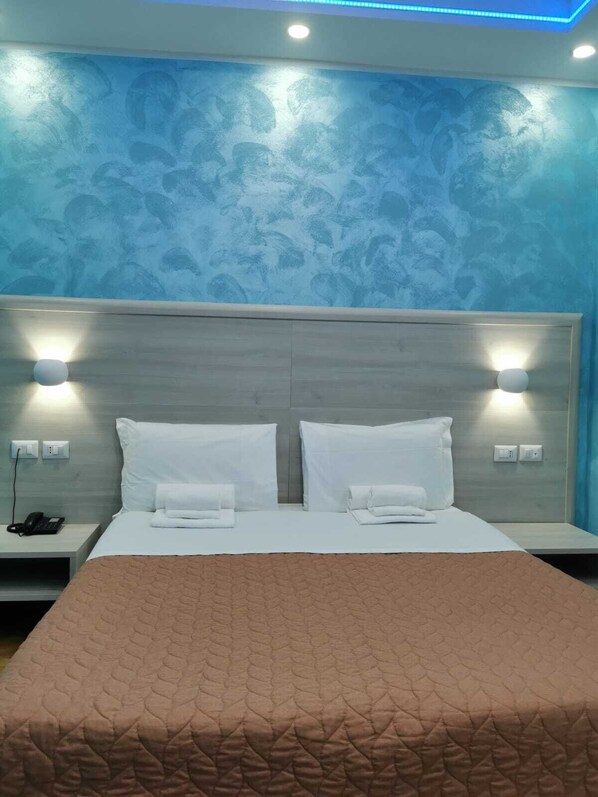 Tallelokero huoneessa, työpöytä, pimennysverhot, äänieristys