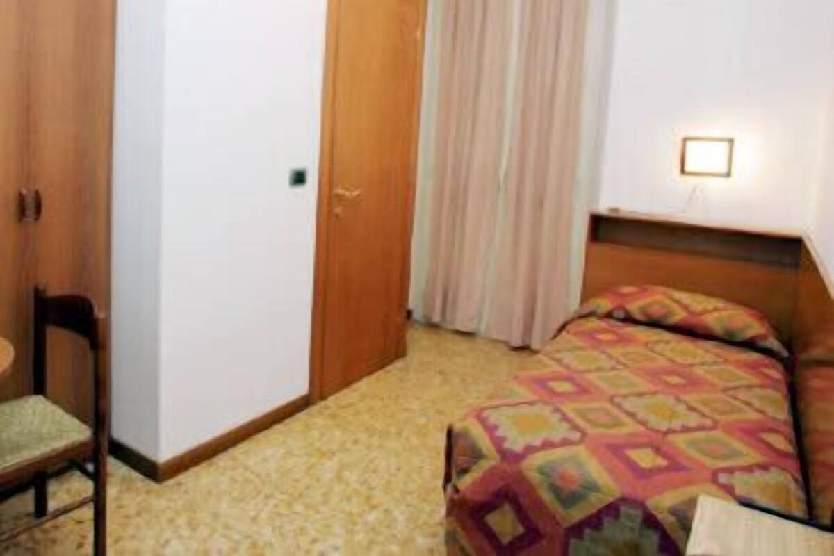 Single Room | In-room safe, desk, blackout drapes, soundproofing