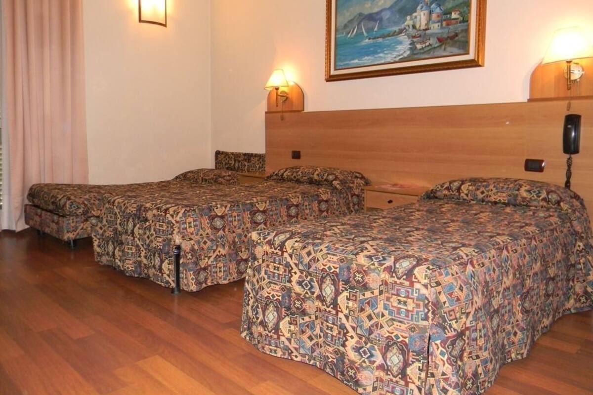 Triple Room | In-room safe, desk, blackout drapes, soundproofing