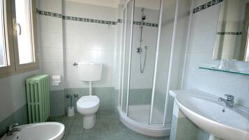 Shower, free toiletries, hair dryer