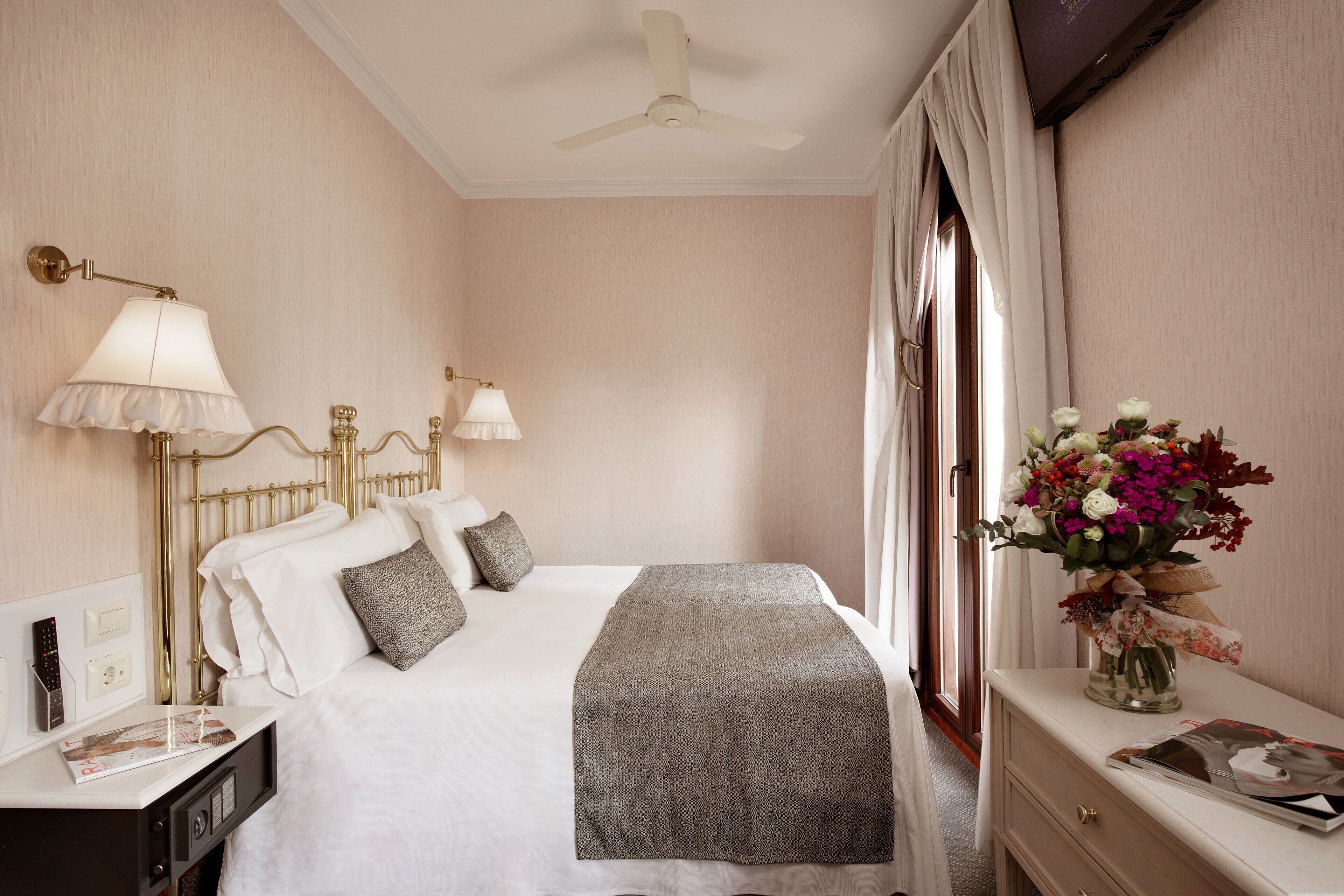 comfort room | premium bedding, minibar, in-room safe, desk