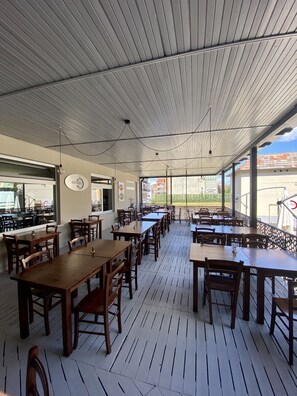 تناول الطعام بالخارج