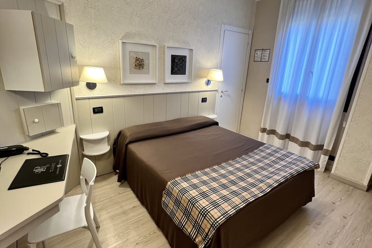 single room | frette italian sheets, minibar, in-room safe, desk