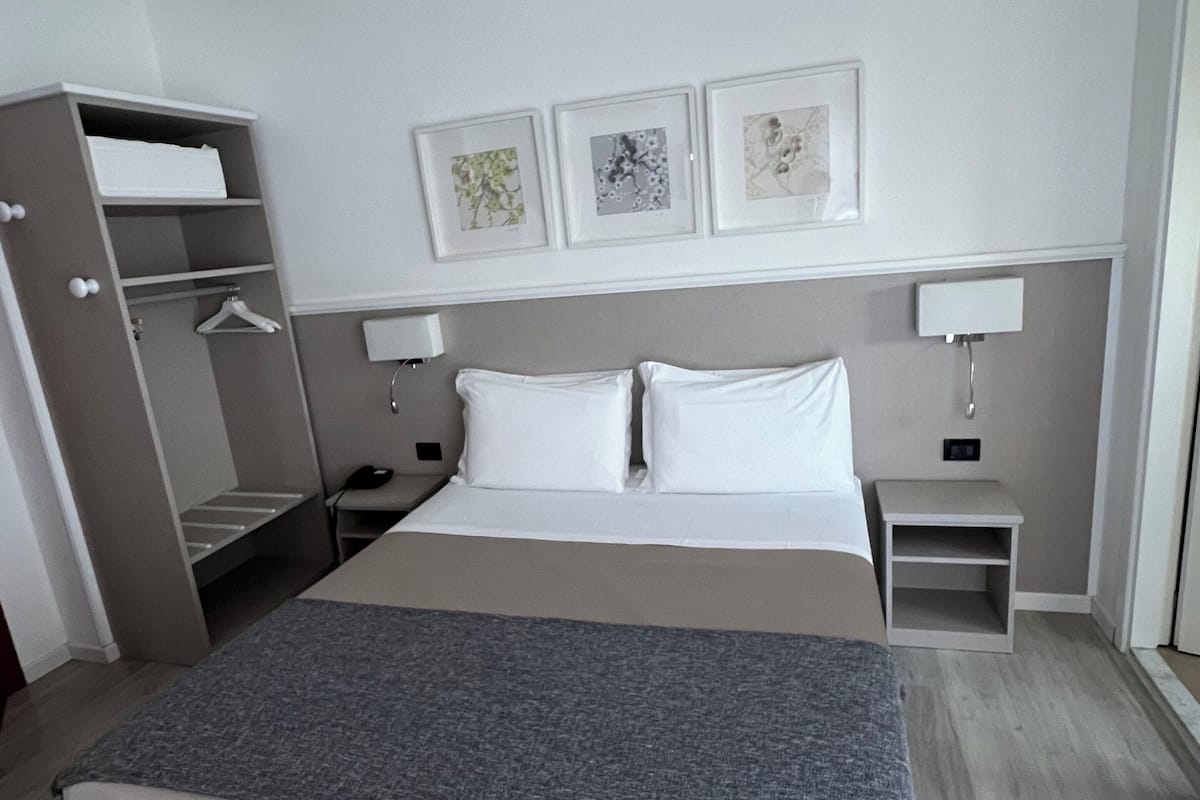 single room | frette italian sheets, minibar, in-room safe, desk