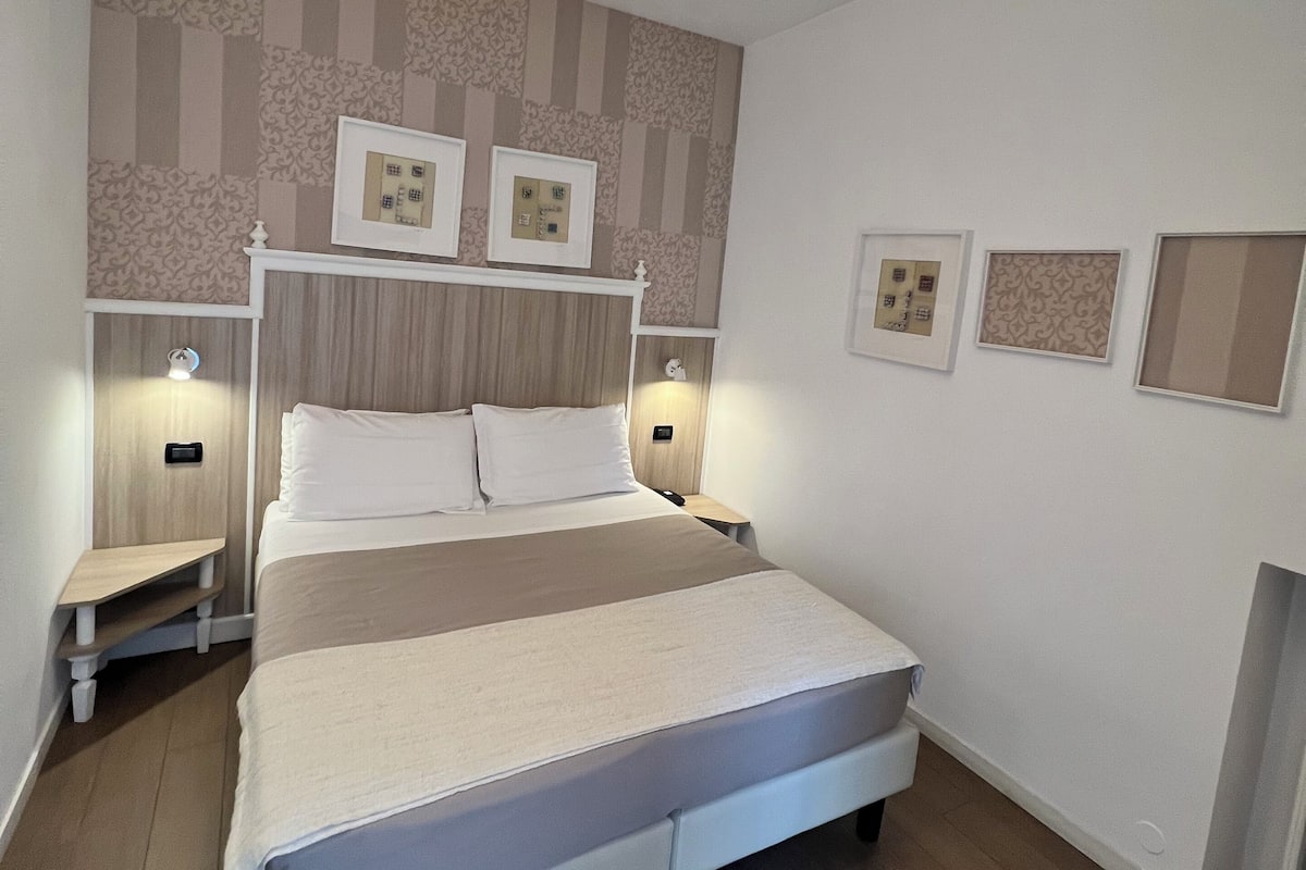 Tweepersoonskamer | Italiaanse Frette-lakens, een minibar, een kluis op de kamer, een bureau