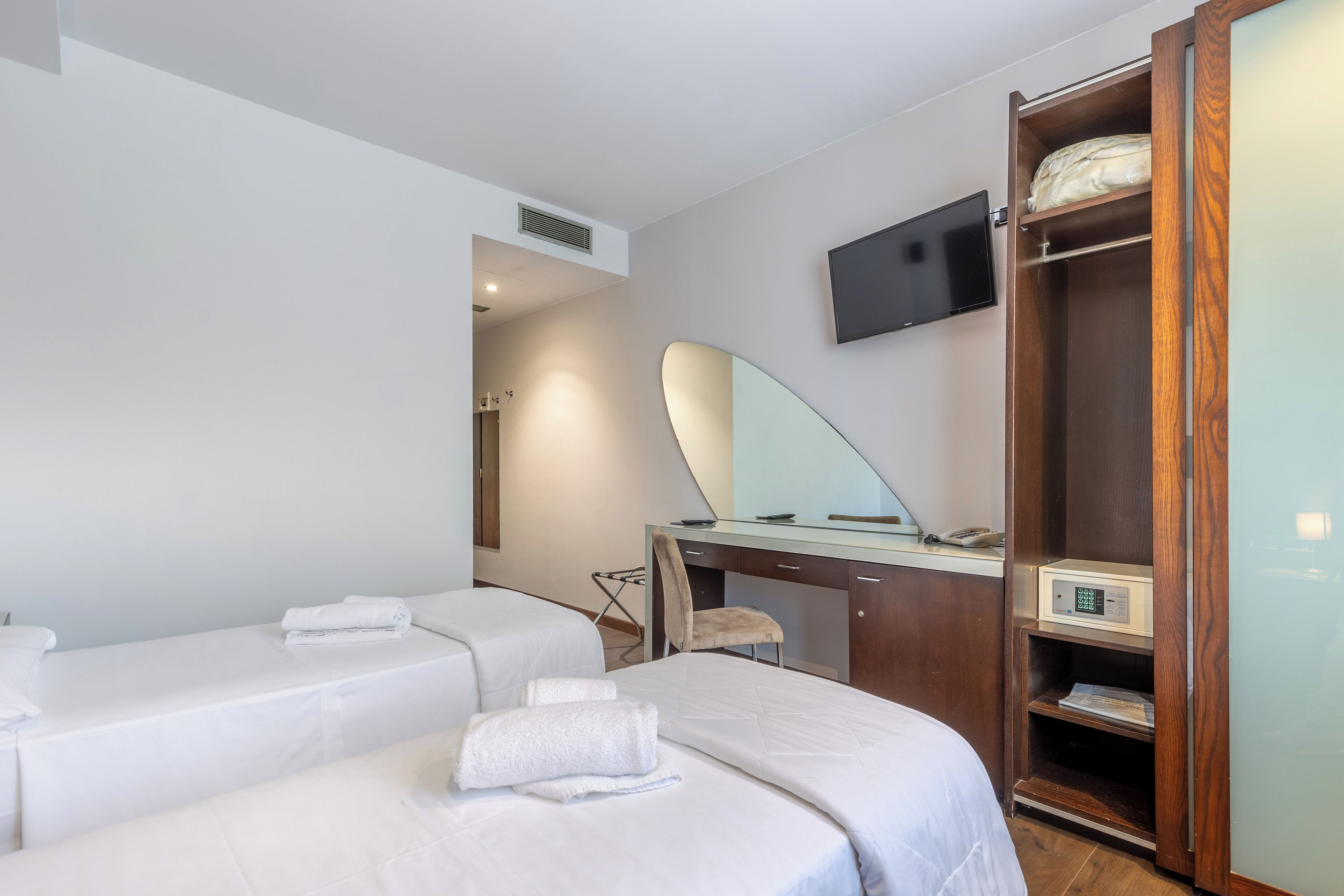 standard twin room | premium bedding, down duvets, memory-foam beds, minibar