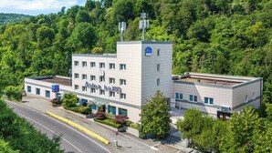 Ein Hotel mit modernem Design, erkennbar am Flachdach und der markanten Schilder.